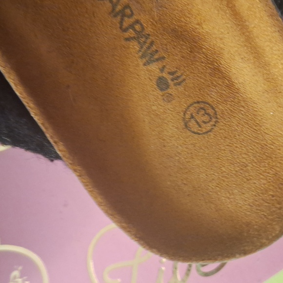 Absolutely adorable Girls Bear Paw Sandals - Picture 6 of 6